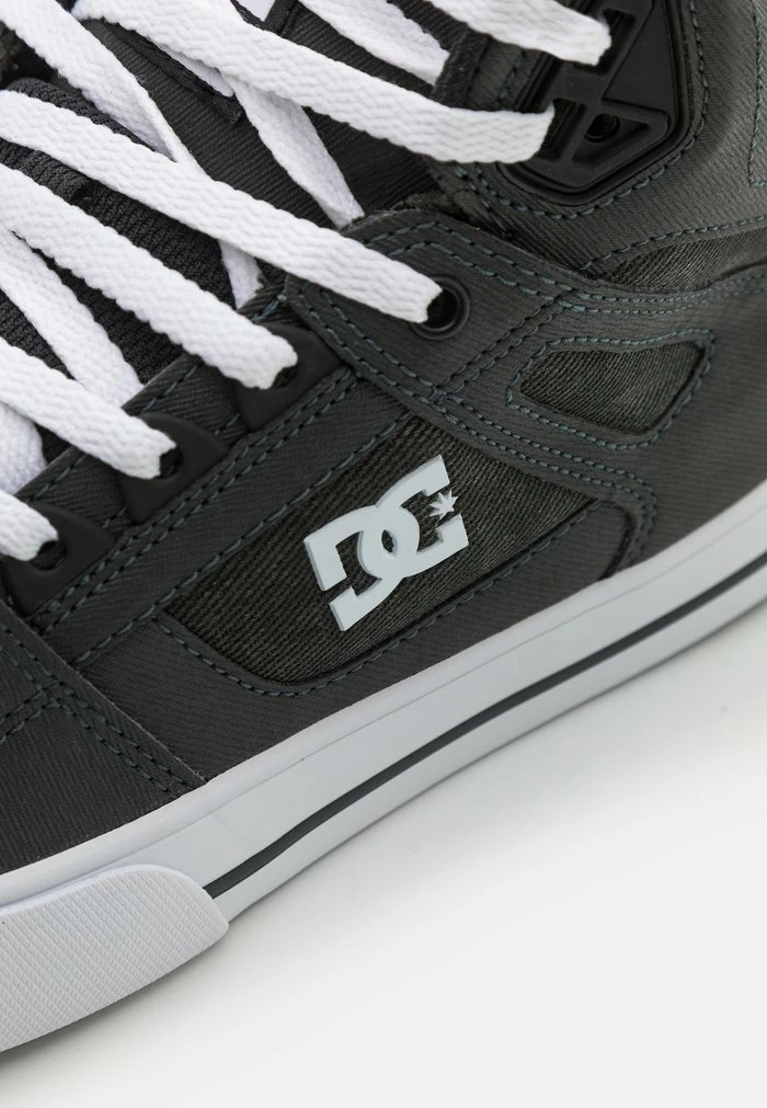 PURE UNISEX - Skate shoes - black destroy wash DC Shoes PURE UNISEX - Skate Shoes - Black Destroy Wash -DC Shoes shop 04e06cb3bdb0448b96b12f7ec93bdbe5