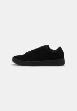 DC Shoes STRIKER - Trainers - Black